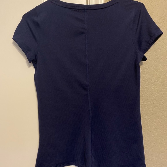 Under Armour Sports Top Size Medium - Picture 4 of 11